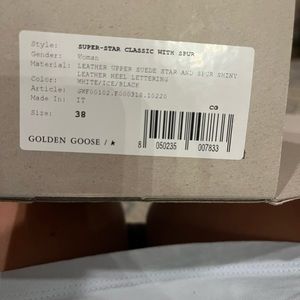 I’m selling my Super-star classic with sour Golden Goose. Size 38!!